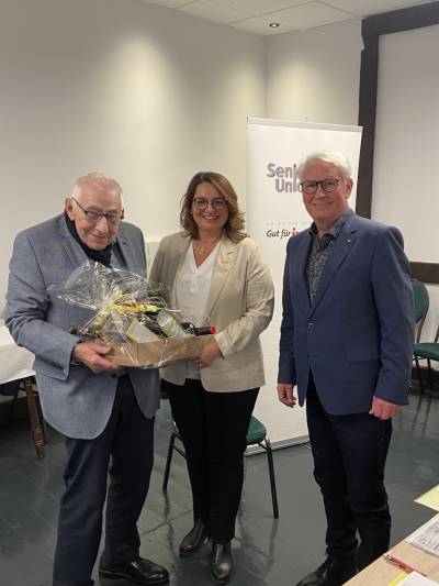 Hans-Josef Langesberg und Rolf-Dieter Golücke bedanken sich bei Britta Feiler für den Vortrag:
"Männer und Frauen haben die CDU von heute geprägt und mitgestaltet. Für eine partnerschaftliche Gesellschaft."