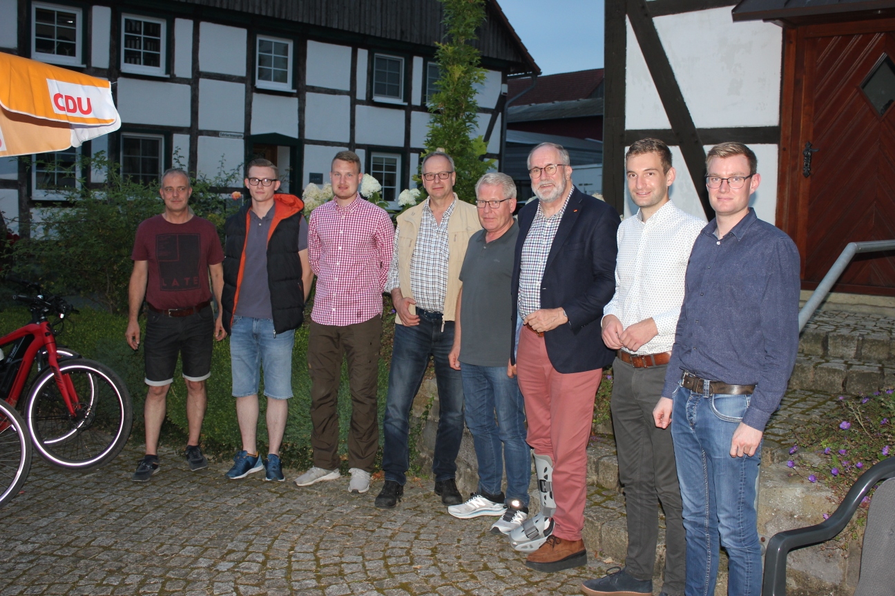 Auf dem Foto v.l.n.r.: Elmar Grobe, Niklas Khler, Lars Bittis, CDU-Ratsherr Georg Busemann, stellv. Brgermeister der Gemeinde Ense Klaus Osterhaus, MdB Hans-Jrgen Thies, CDU-Gemeindeverbandsvorsitzender Ense Simon Hennecke, David Danne-Rasche
