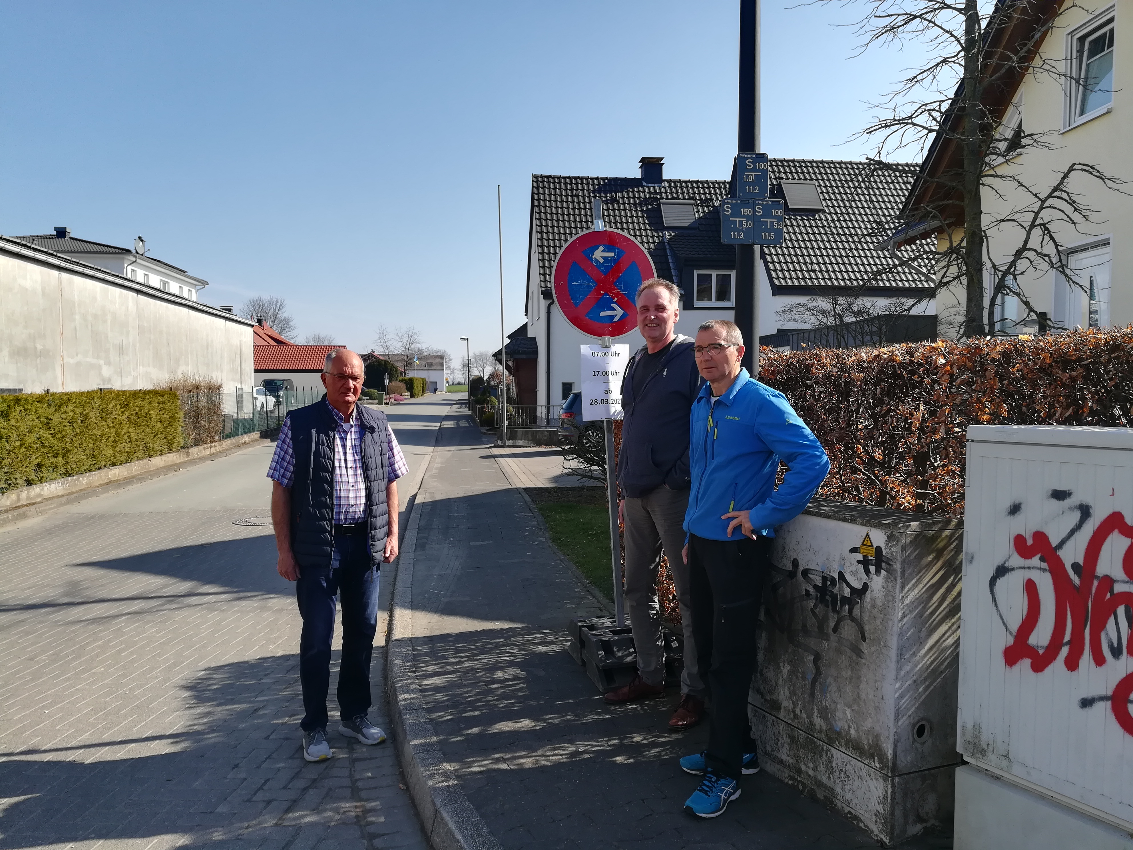 Fraktionsmitglied Fred Schandel (mitte), Anwohner Herr Peck und Herr Breitbach (links und rechts)