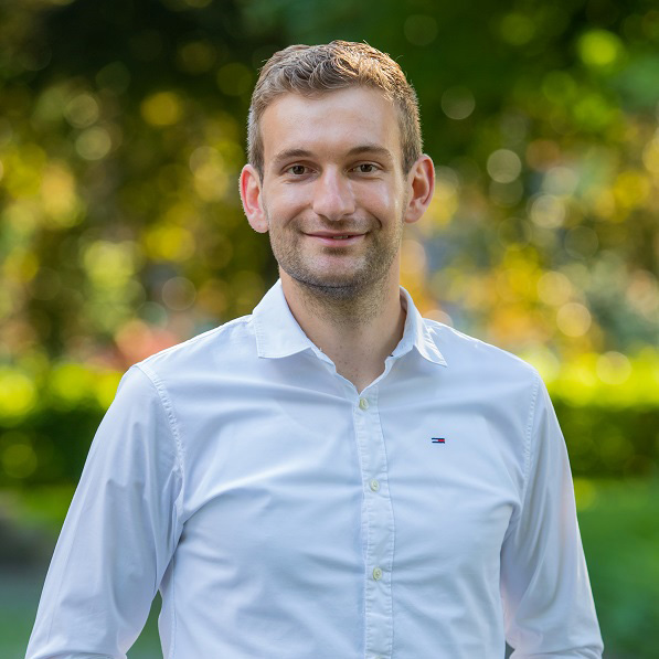Simon Hennecke, Vorsitzender des Gemeindeverbandes, beantwortet die Fragen von Vanessa Moesch des Soester Anzeigers