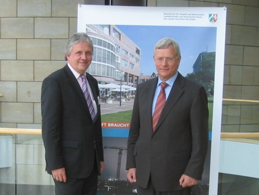 Unser Bild zeigt den Minister Eckhard Uhlenberg und Ulrich Hken im Landtag in Dsseldorf
