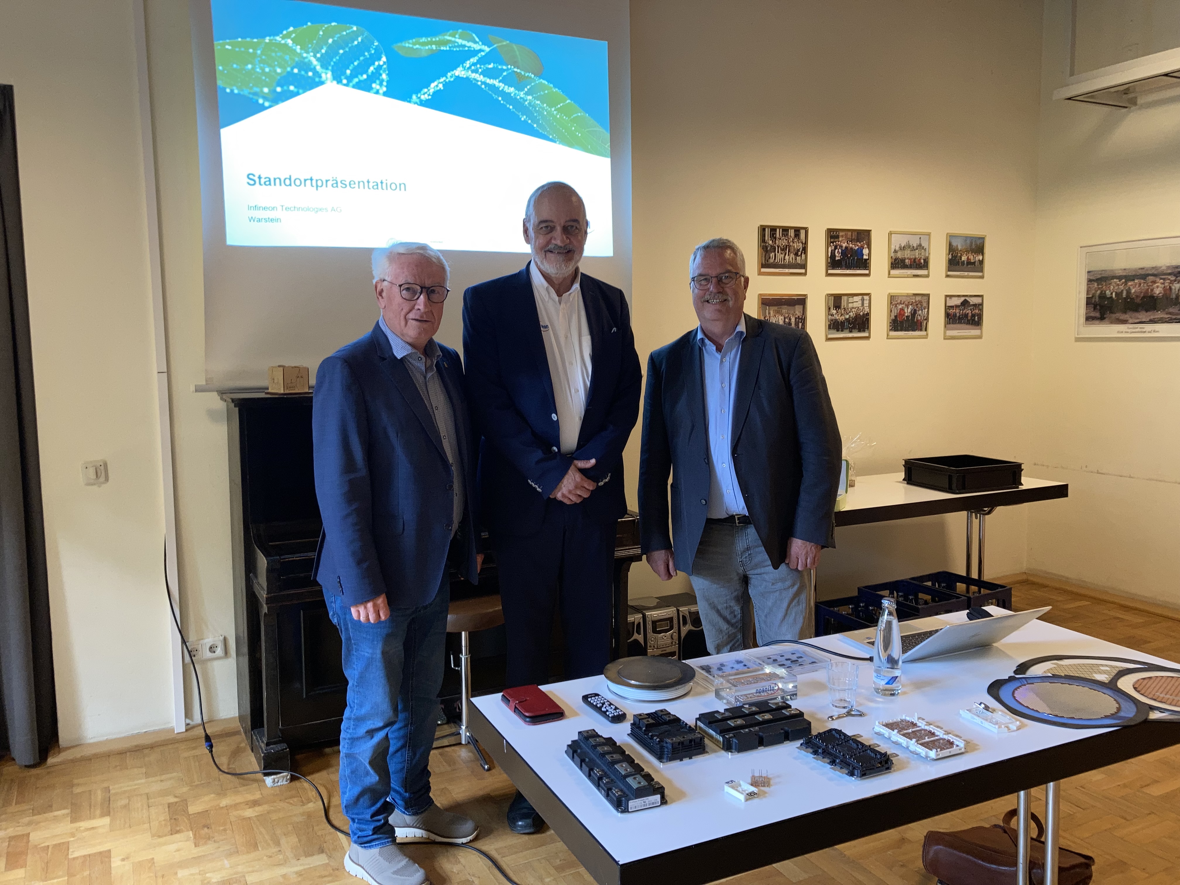 Im Niederenser Haus Porta Coeli stellte Infineon Unternehmenssprecher Jrg Malzon-Jessen (Mitte) den Weltkonzern vor.