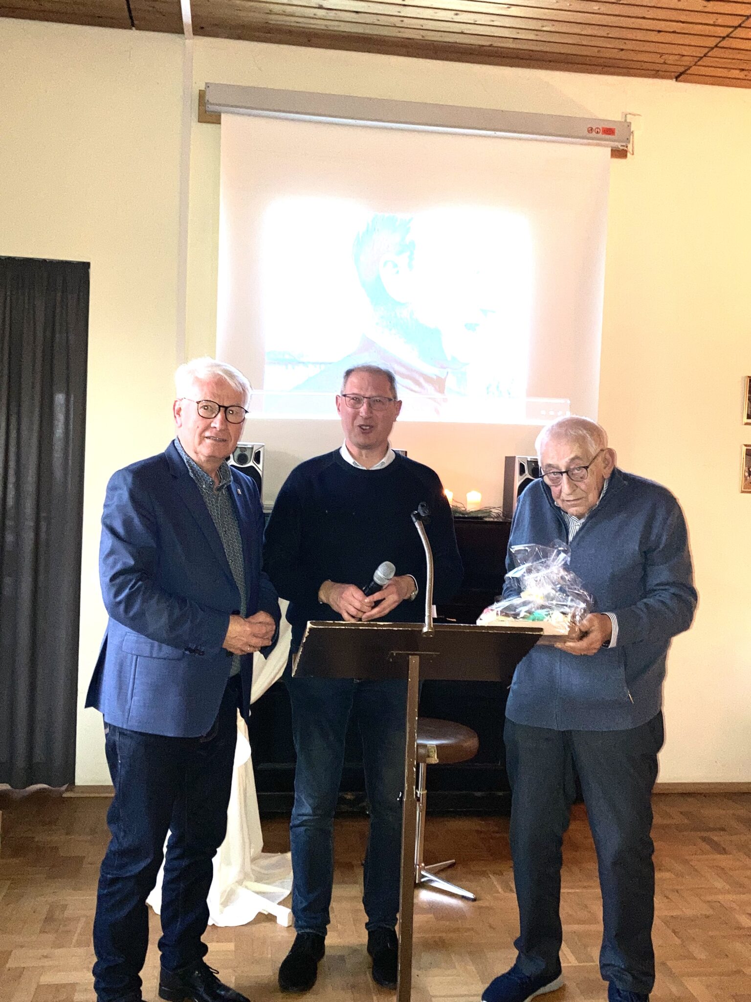 Mit einem Pr�sent bedankten sich bei Pfarrer Stephan Jung (mitte) der erste Vorsitzende der SU, Hans-Josef Langesberg (links) und sein
Stellvertreter, Rolf-Dieter Gol�cke (rechts) f�r den Vortrag.